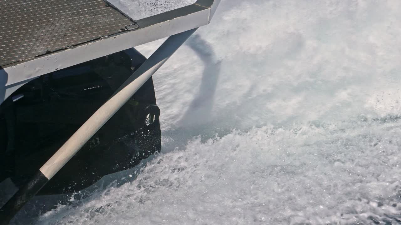 보트를 앞으로 밀 때 추력의 힘을 보여주는 직장에서 여객선 제트 엔진의 실제 클로즈업