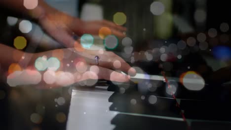 Animación-De-Tráfico-Borroso-Sobre-Una-Mujer-Caucásica-Tocando-El-Piano