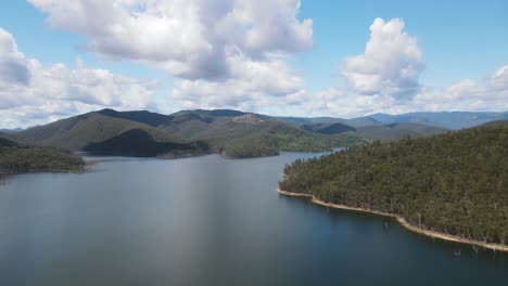 presa hinze debajo de la cordillera de springbrook y el valle de numinbah