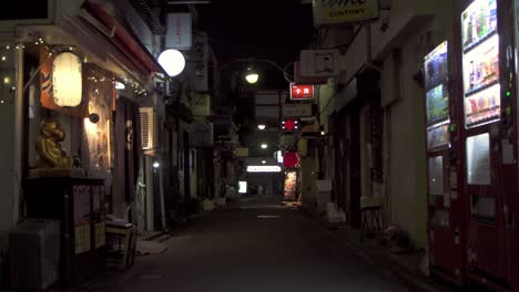 Calle-lateral-oscura-japonesa