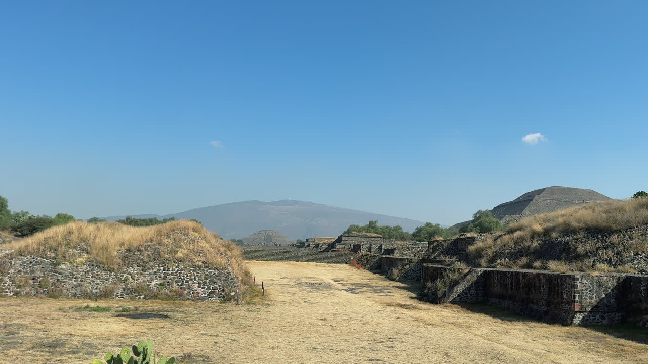 Bir adam cep telefonuyla, Meksika'da Ay Piramidi olarak da bilinen Teotihuacan piramidinin fotoğrafını çekiyor