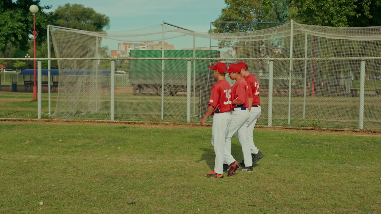 Squadra di baseball che cammina sul campo