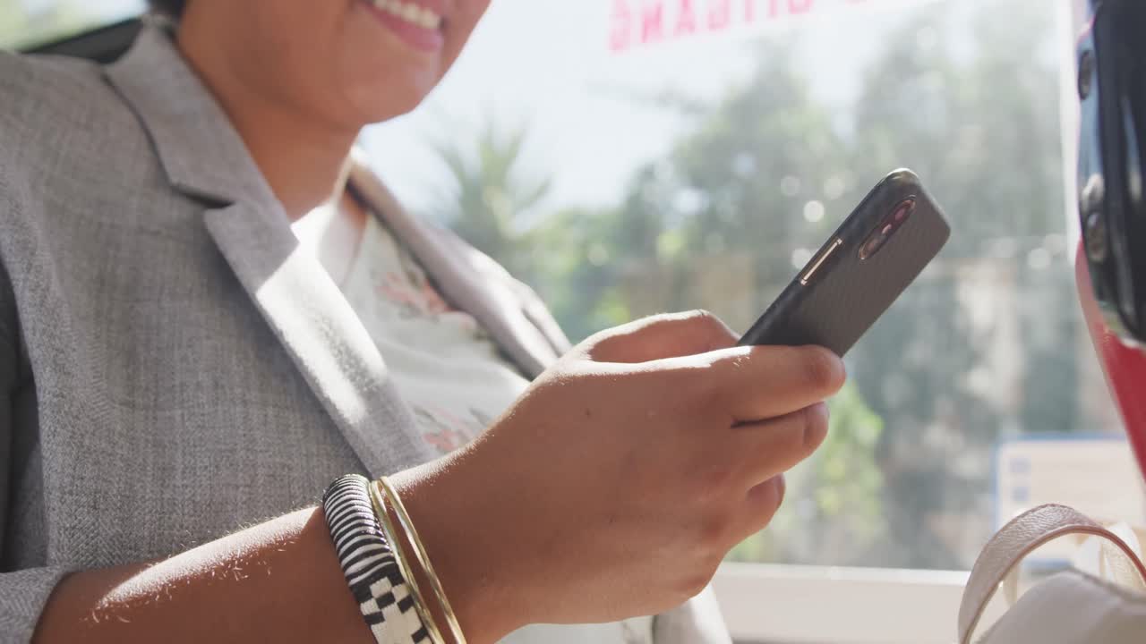 버스에서 스마트 폰을 사용하는 행복한 플러스 사이즈 두 인종 여성