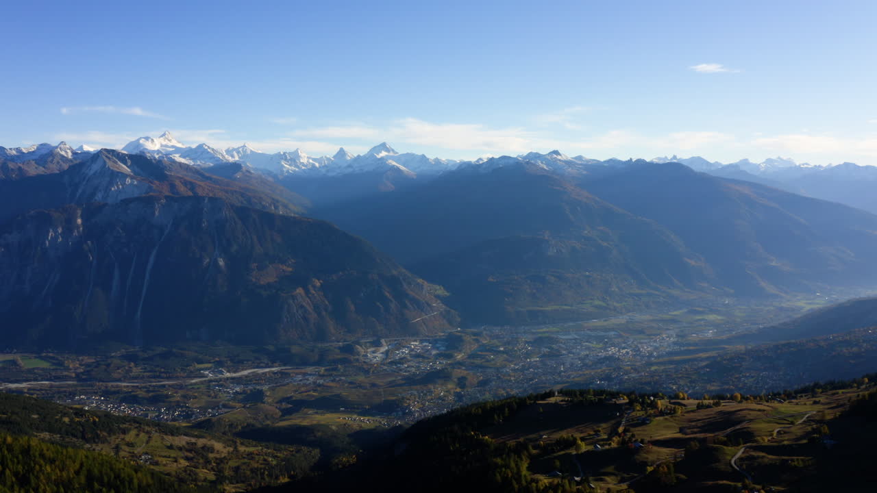 vistas panorámicas a la montaña desde la estación de esquí de crans-montana en valais, suiza