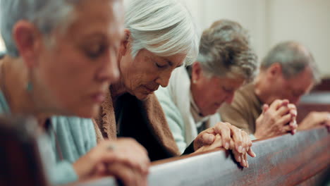 Senior,-Oración-Y-Gente-En-Una-Iglesia.