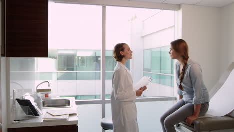 el médico se reúne con el paciente adolescente en la sala de exámenes filmado en r3d