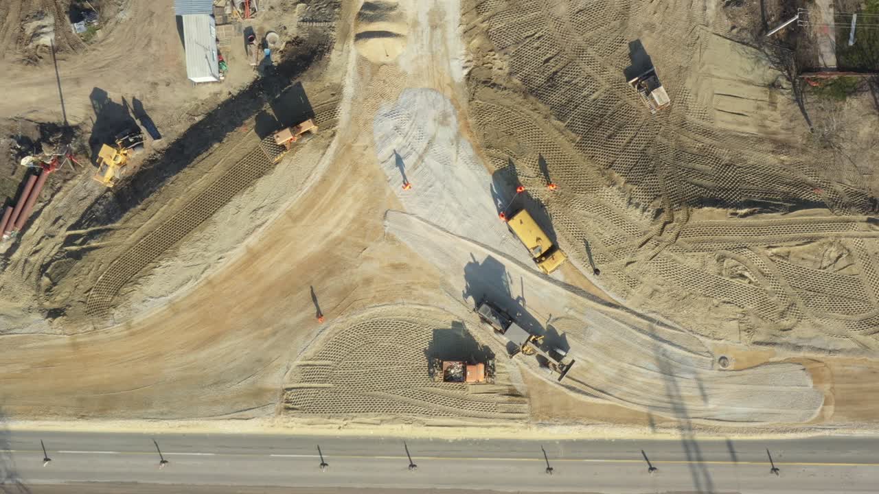 vista aérea del nivelador como fracción de nivelamiento sobre el sitio de construcción para una nueva rotonda de tráfico