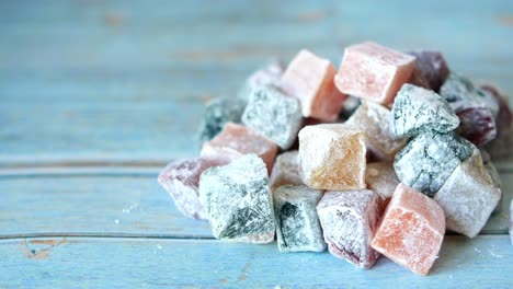 una pila de coloridas delicias turcas