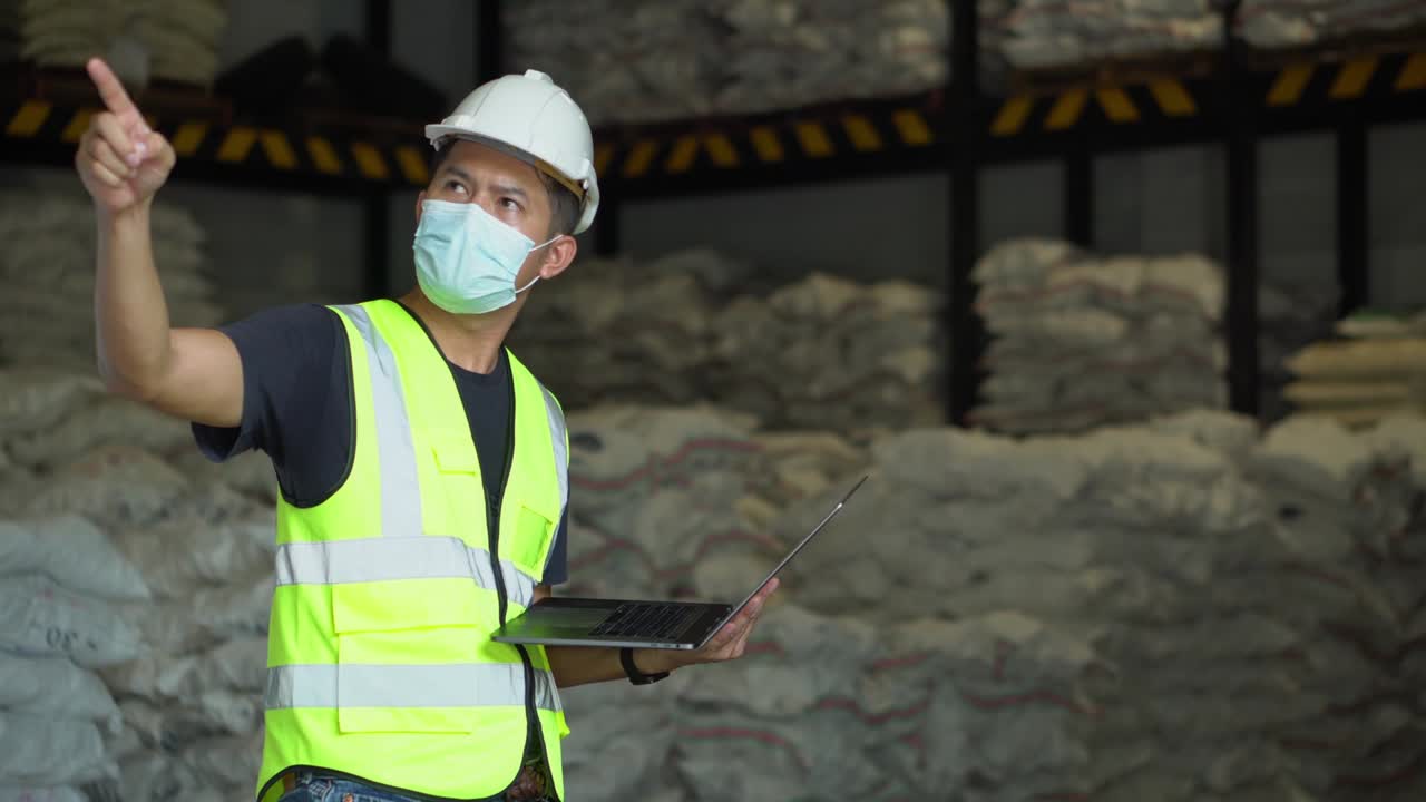 gerente hombre guapo usando portátil comprobar producto de stock en la industria química.