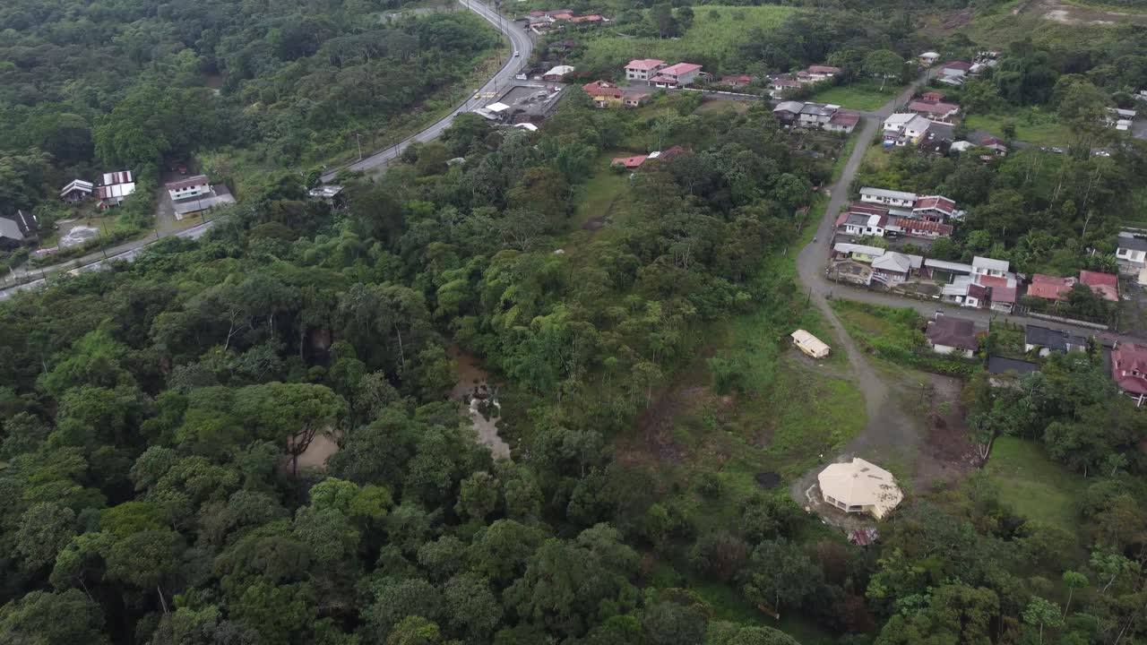 toma aérea de una aldea con un asentamiento simple lejos de la ciudad cerca de la selva amazónica