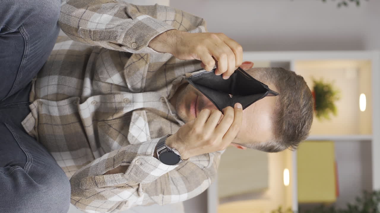video vertical de un hombre en una crisis financiera.