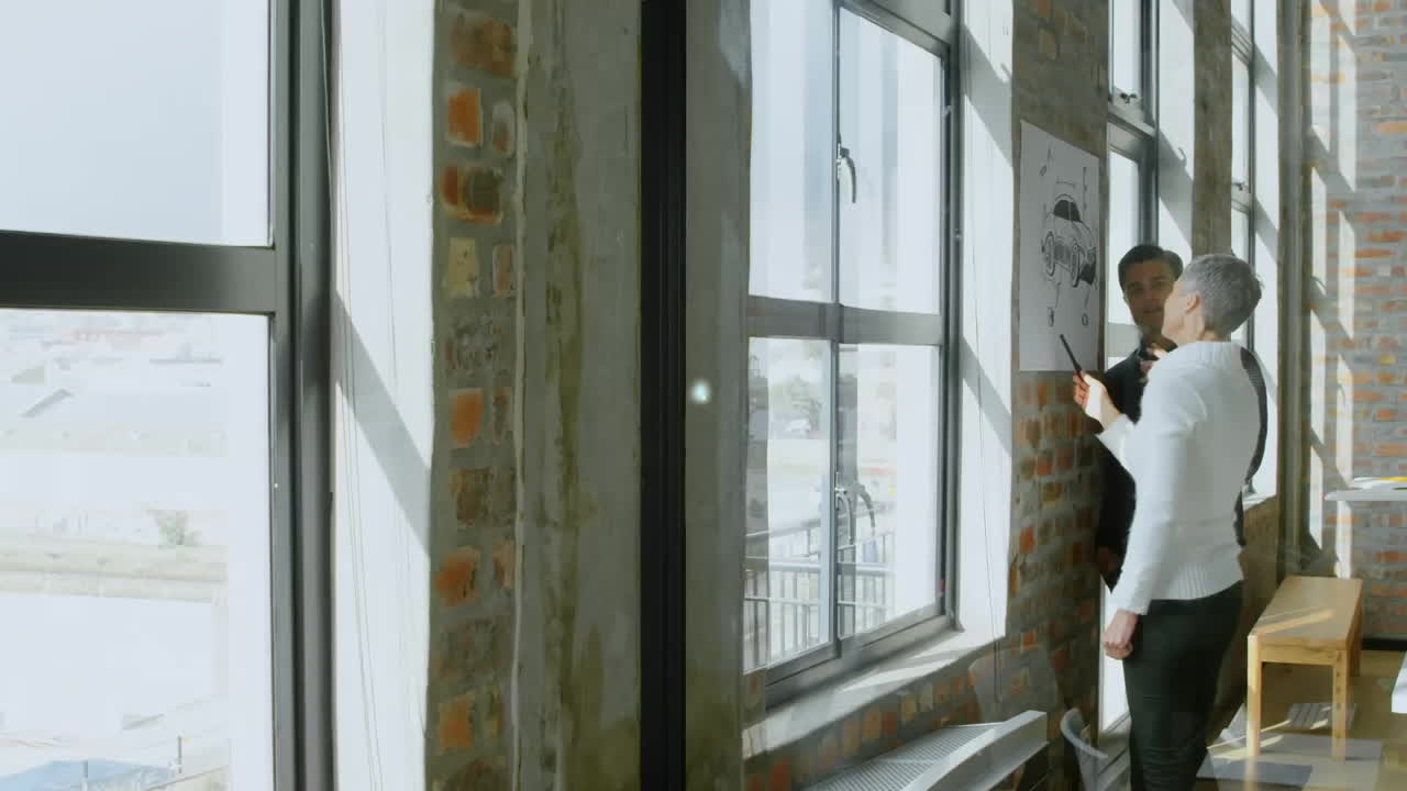 анимация сети связей с иконами над различными деловыми людьми в офисе