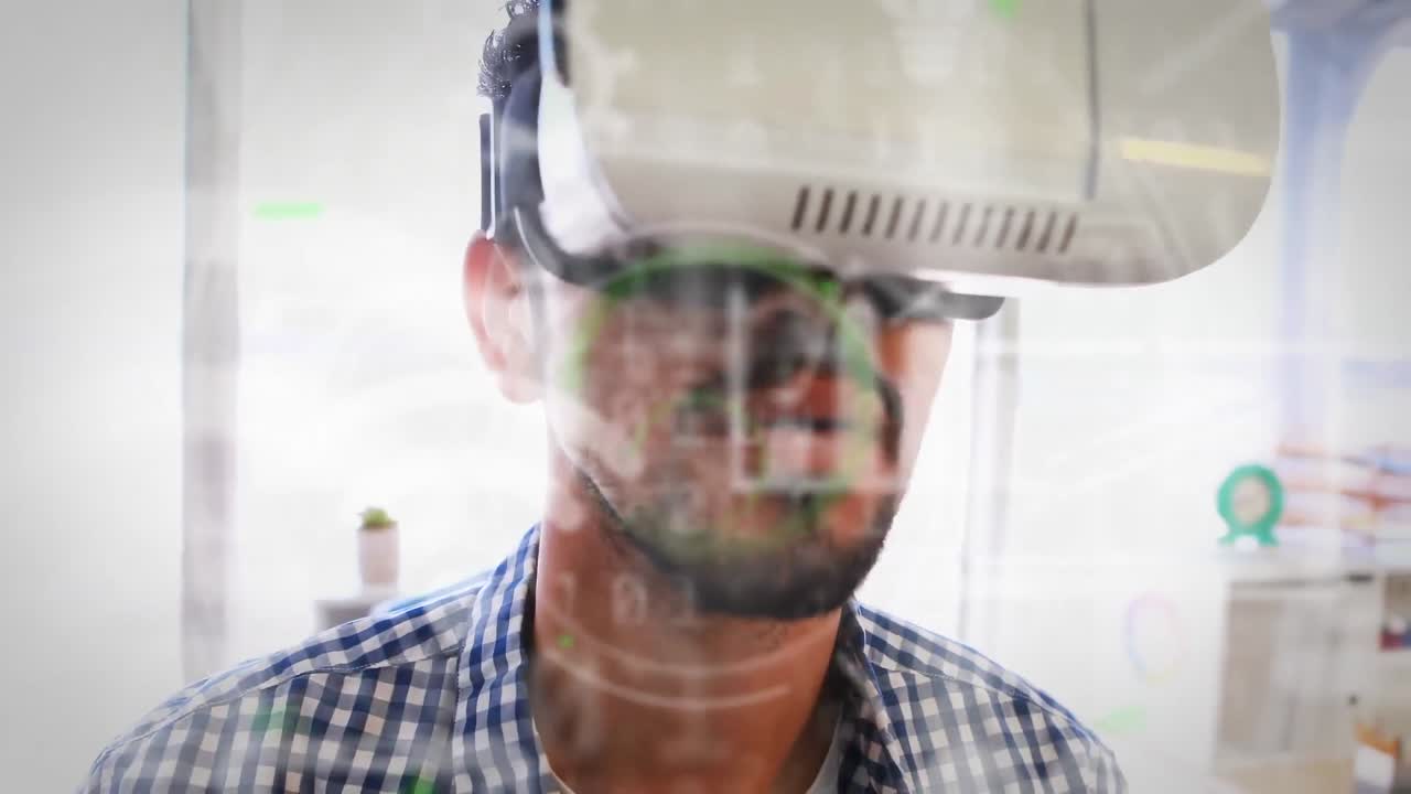 múltiples iconos digitales y procesamiento de datos contra un hombre caucásico que lleva un auricular vr en la oficina