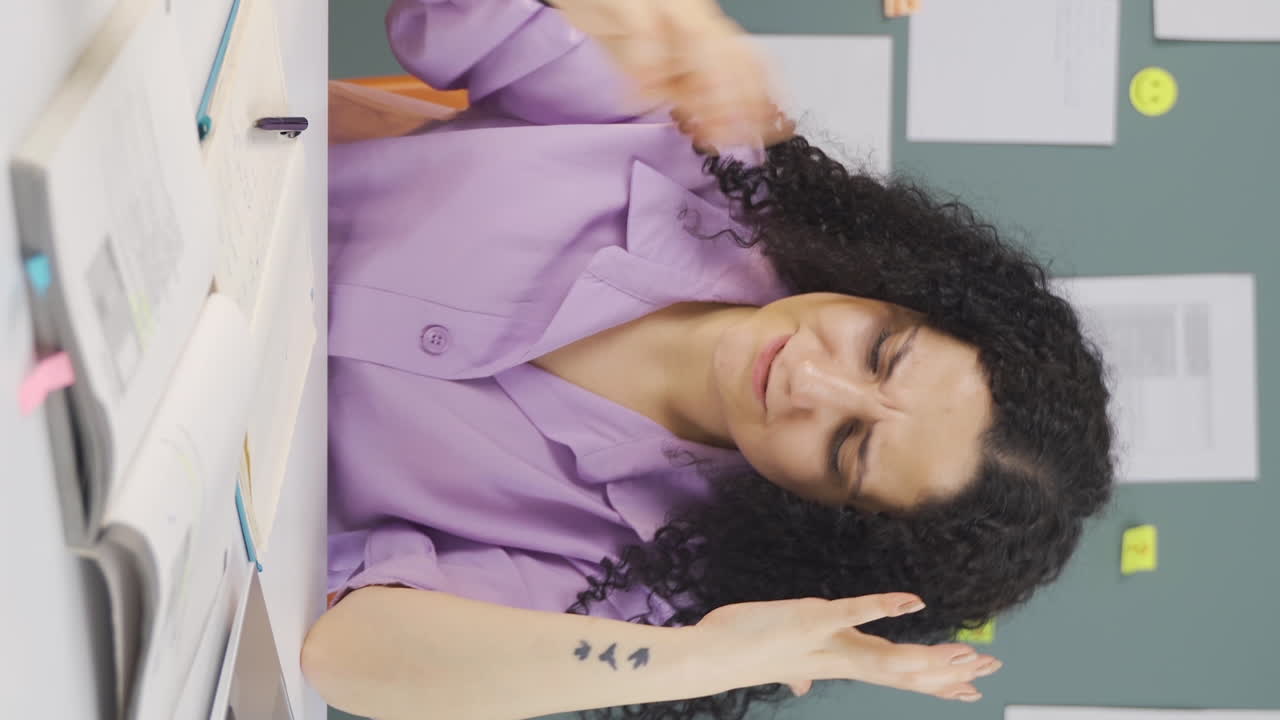 video vertical de una estudiante molesta por los ruidos fuertes.