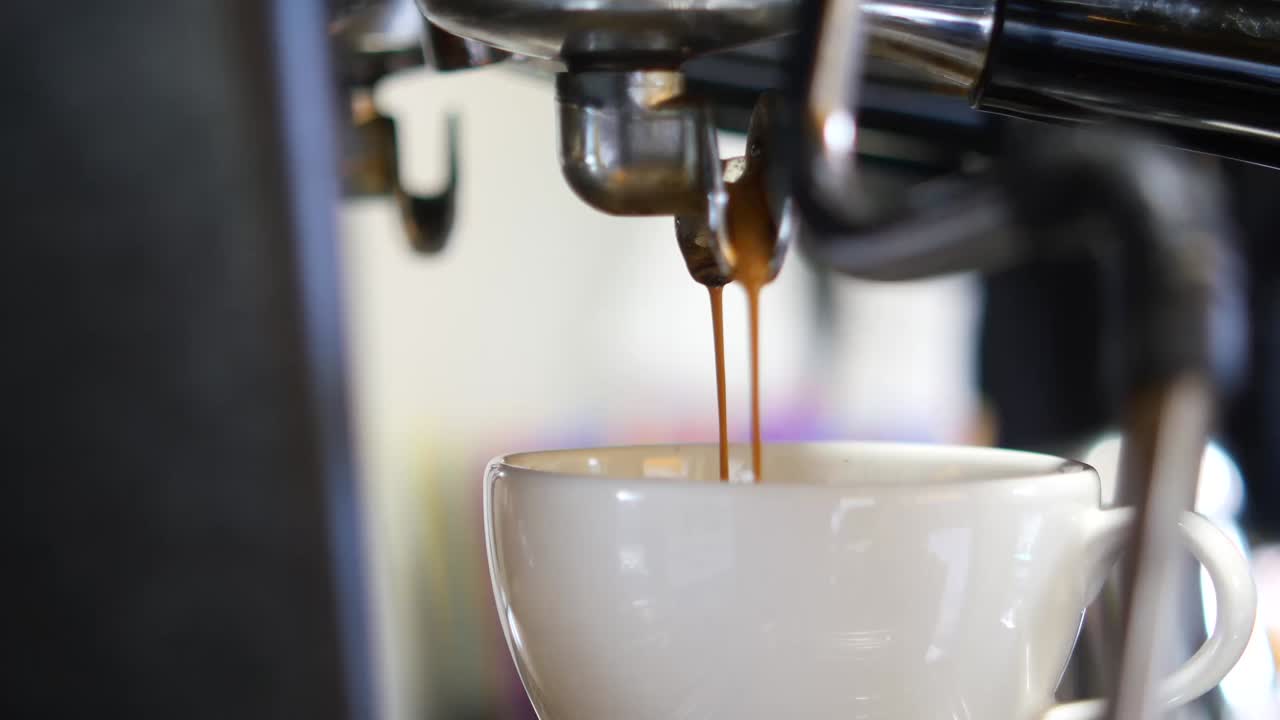 L'espresso viene versato in una tazza