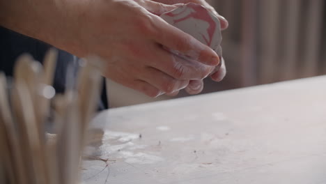 artista de cerámica trabajando con arcilla