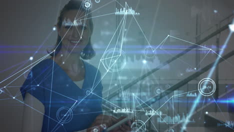 animación de la red de conexiones a través de una trabajadora de la salud caucásica usando una tableta digital