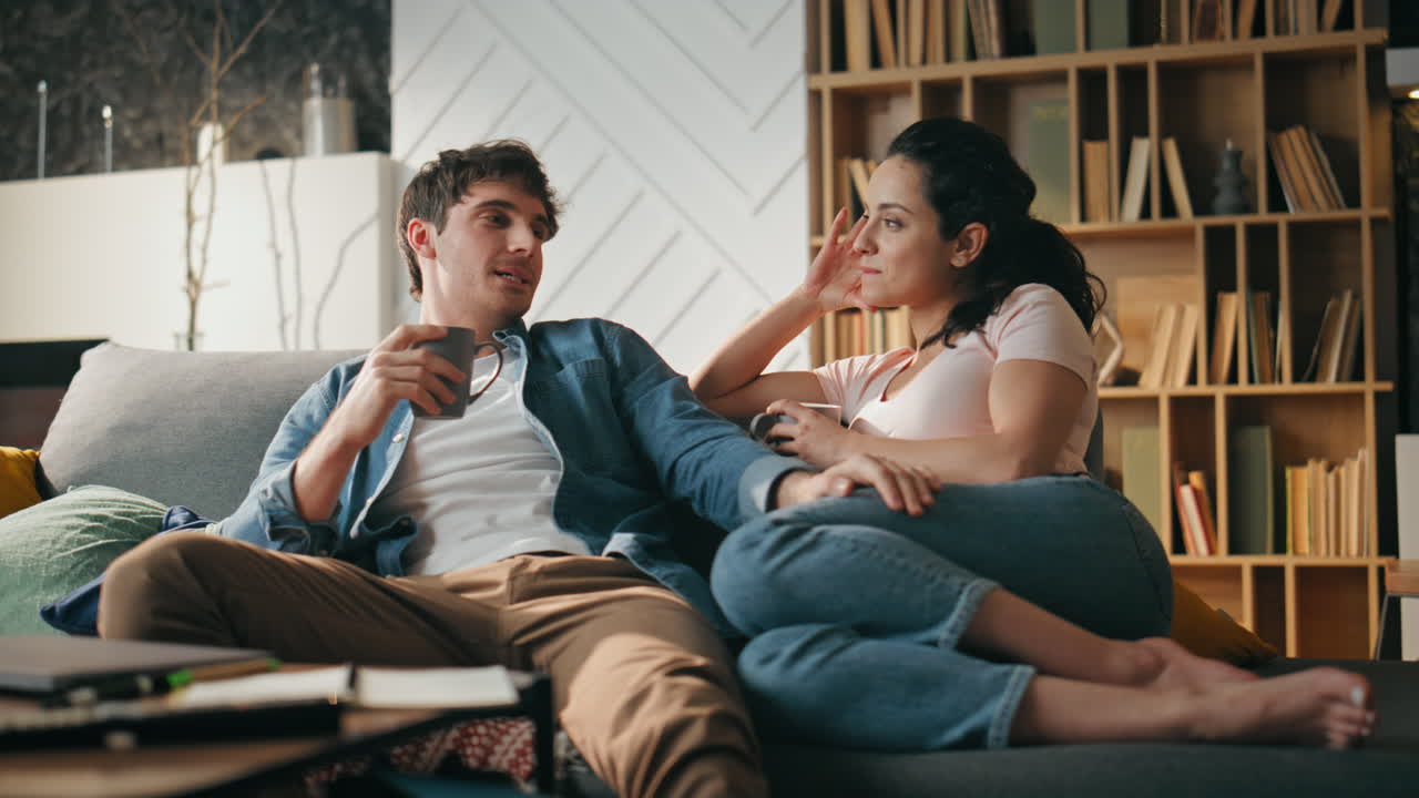 부부는 편안한 거실에서 소파에 앉아서 대화를 즐긴다.