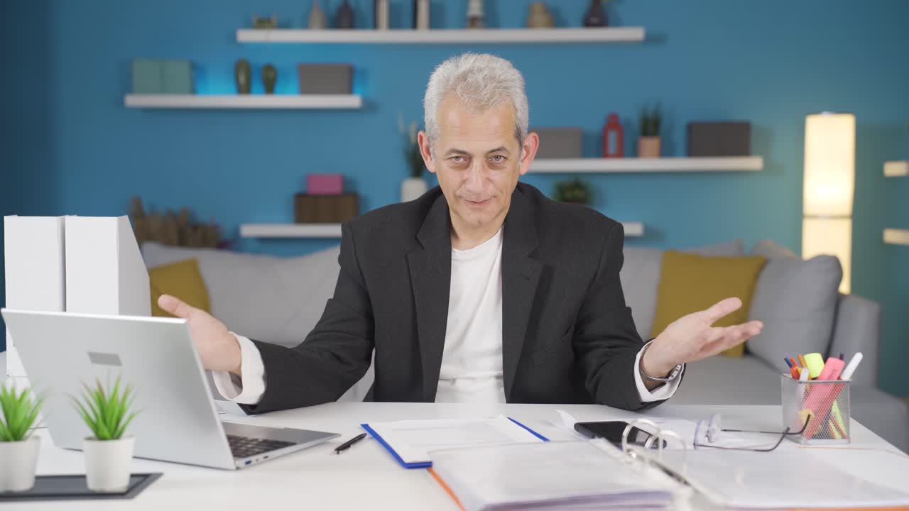 홈 오피스 워커 남자가 카메라 앞에 와서 당신을 부르고 있습니다.