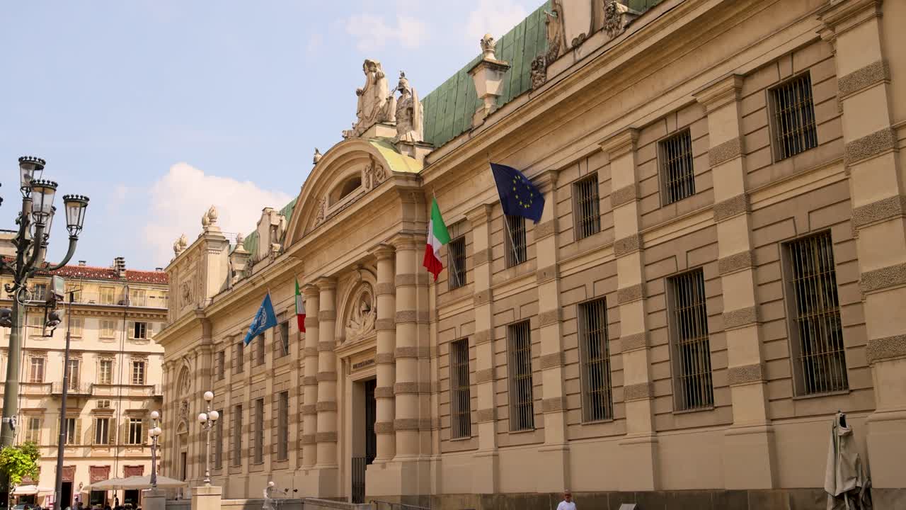 Biblioteca nazionale e bandiere in piazza