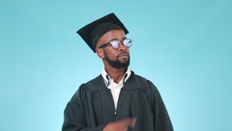 señalando, sonrisa y cara de hombre graduado
