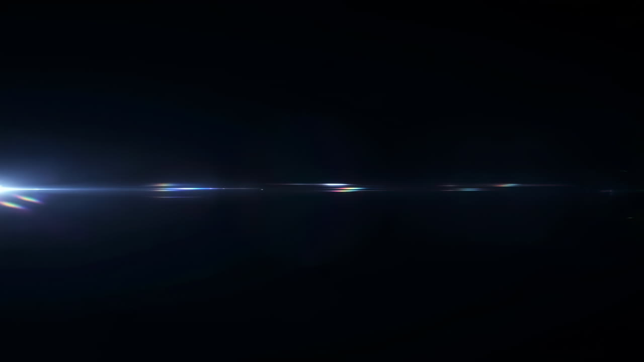 Linea dell'orizzonte cinematografica con un bagliore sottile, atmosfera da apertura di film con leggeri riflessi cromatici, nero a bassa chiave.