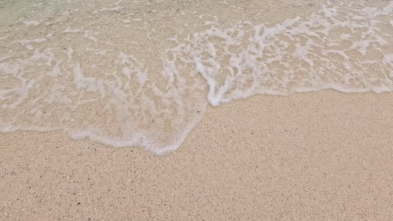 모래 크라비 해변 의 부드러운 파도