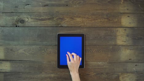 zoom en la mano tableta digital con pantalla azul