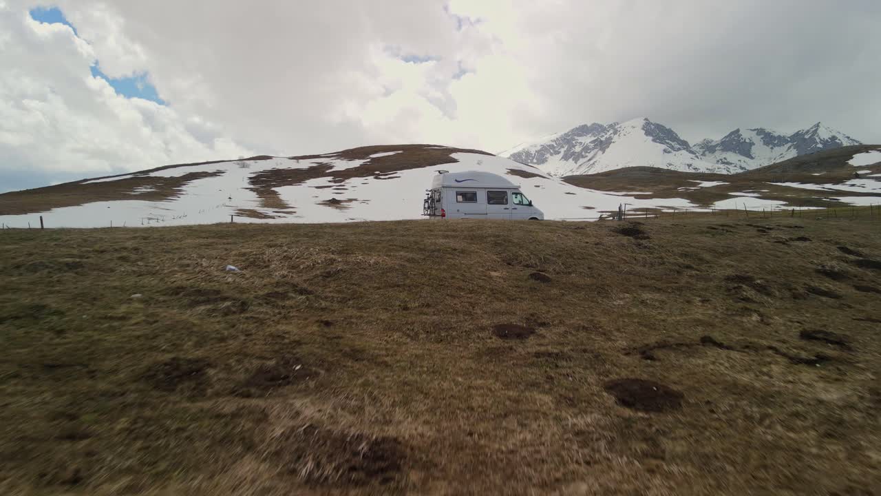 camioneta de campamento está en el camino en las montañas