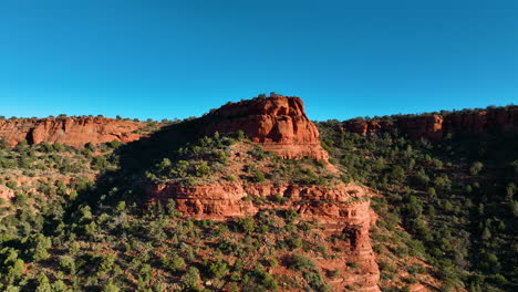 Red-Rocks-And-Vegetation-In-Sedona,-Arizona---Aerial-Drone-Shot