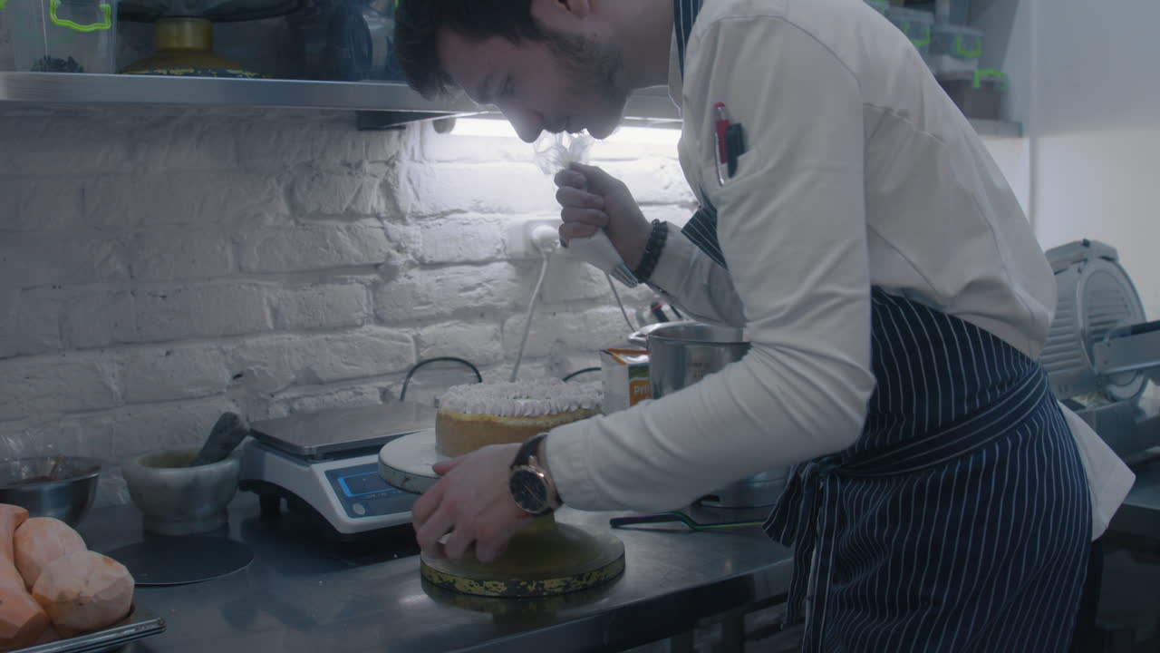el chef decorando un pastel