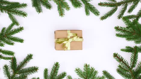 regalos de navidad cambiando dentro de las ramas de pino marco. detener el movimiento