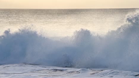 Hermosas-Olas-Del-Océano-En-Cámara-Lenta-Chocando-Y-Rompiendo-En-La-Orilla-Del-Mar-En-Hawaii