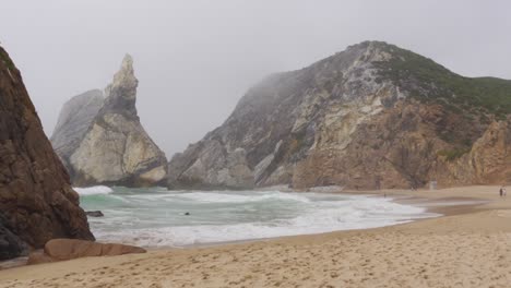 brumoso, día tormentoso en praia da ursa por la costa atlántica, portugal