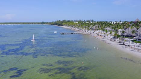 drone volando sobre playa bavaro y embarcadero, punta cana en republica dominicana