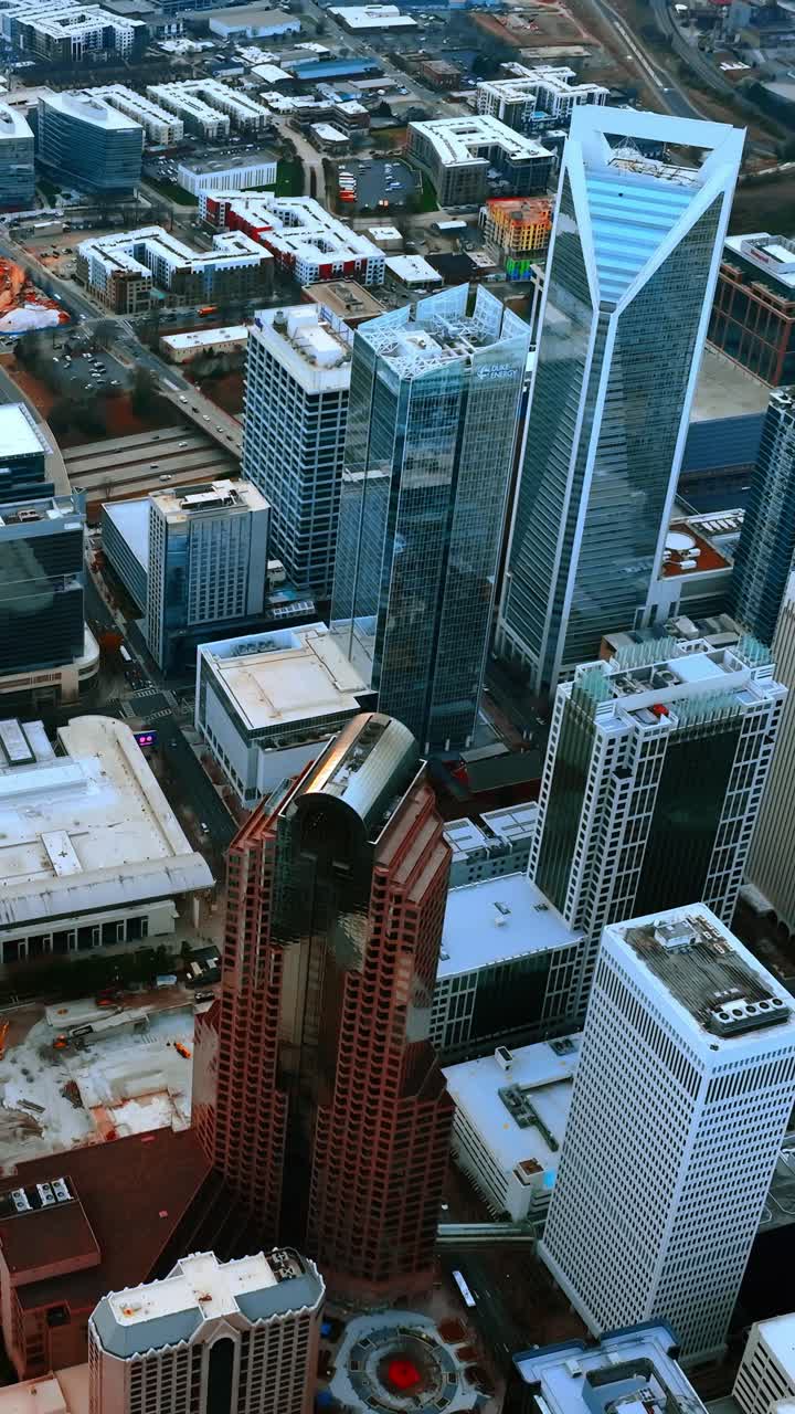 Cidade americana vibrante durante o dia. Vista aérea do centro da moderna Charlotte, NC, EUA. Vídeo vertical.