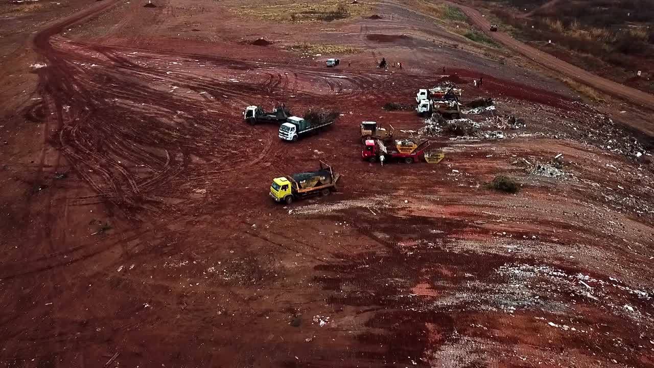 쓰레기와 독성 화물을 내리는 거대한 매립지의 덤프 트럭 - 공중 전망