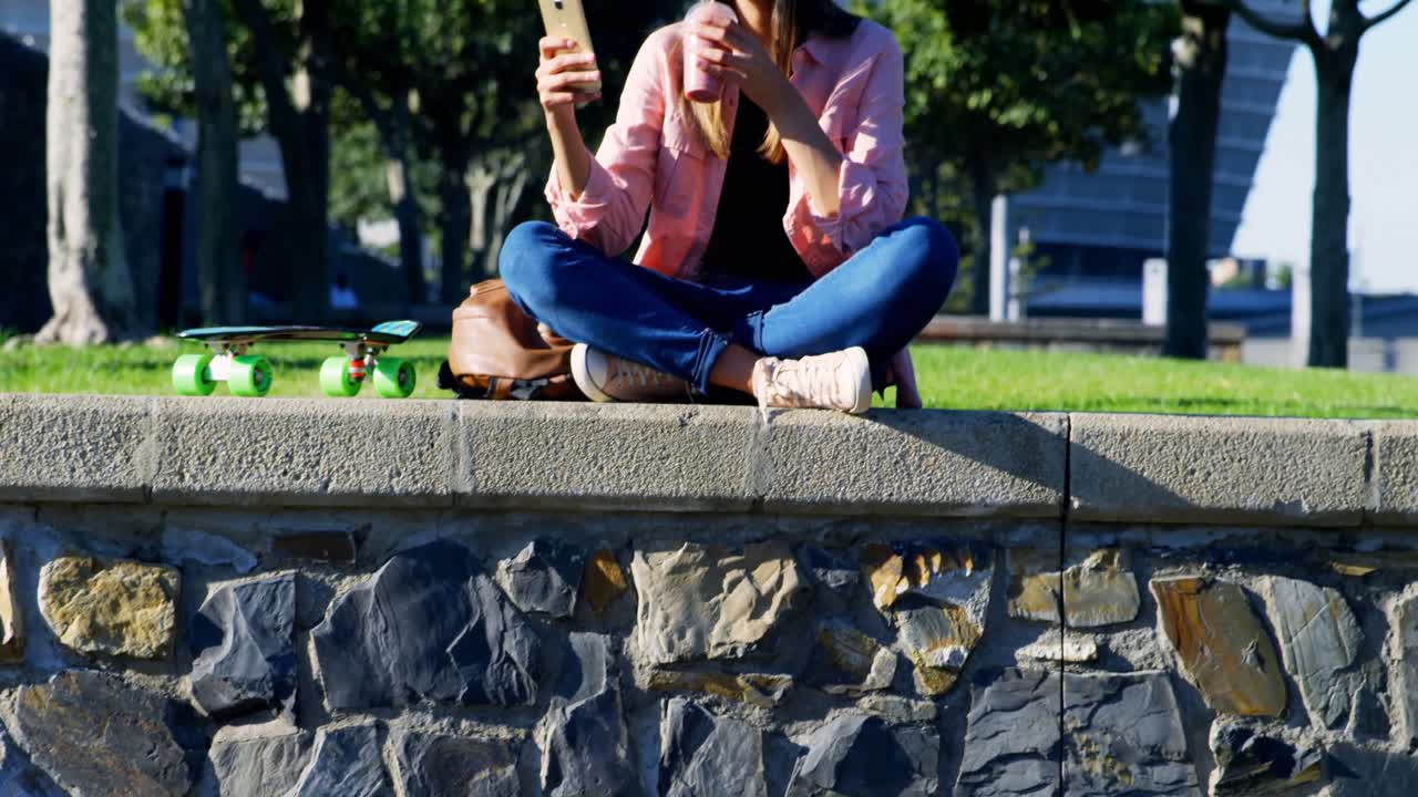 주스 4k를 먹는 동안 휴대 전화를 사용하는 여성