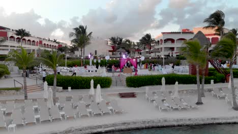 toma de un dron de un resort mexicano al lado de la playa