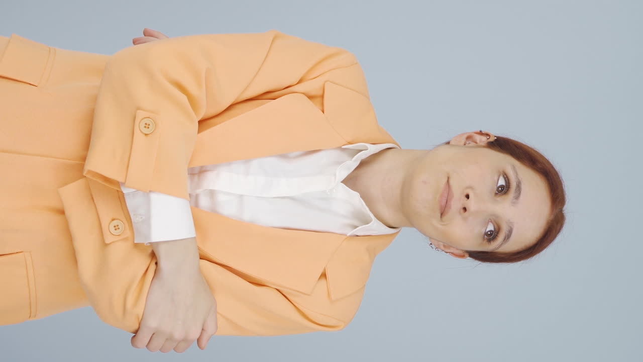 낮은 동기부여 사업가의 수직 비디오.