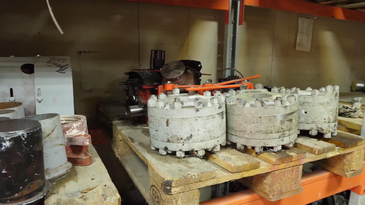 산업 기계 부품의 창고 저장