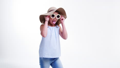 Mädchen-Mit-Hut-Und-Sonnenbrille-Posiert-Vor-Weißem-Hintergrund