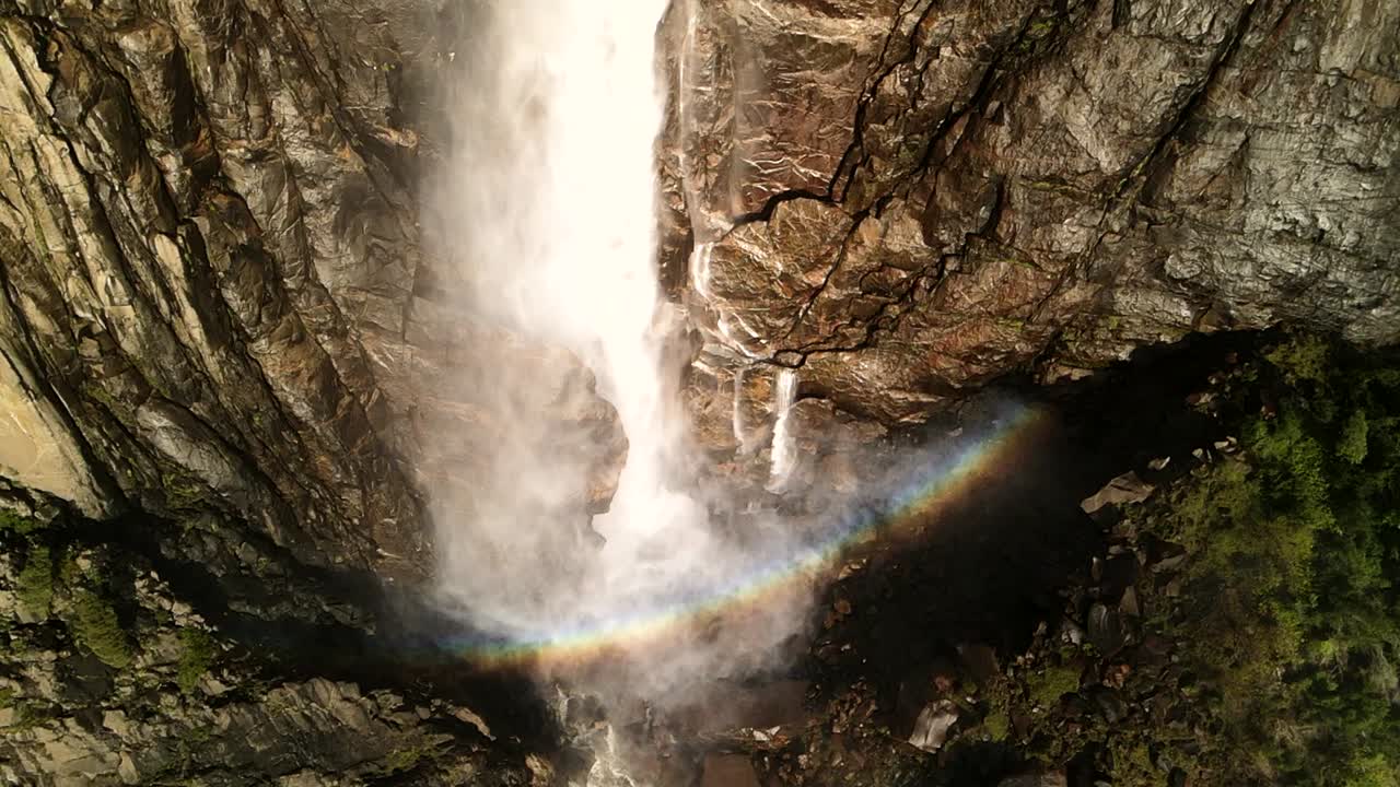 una captura en primer plano de las cataratas bridalveil con un arco iris forma un efecto anilloso en la base de la cascada