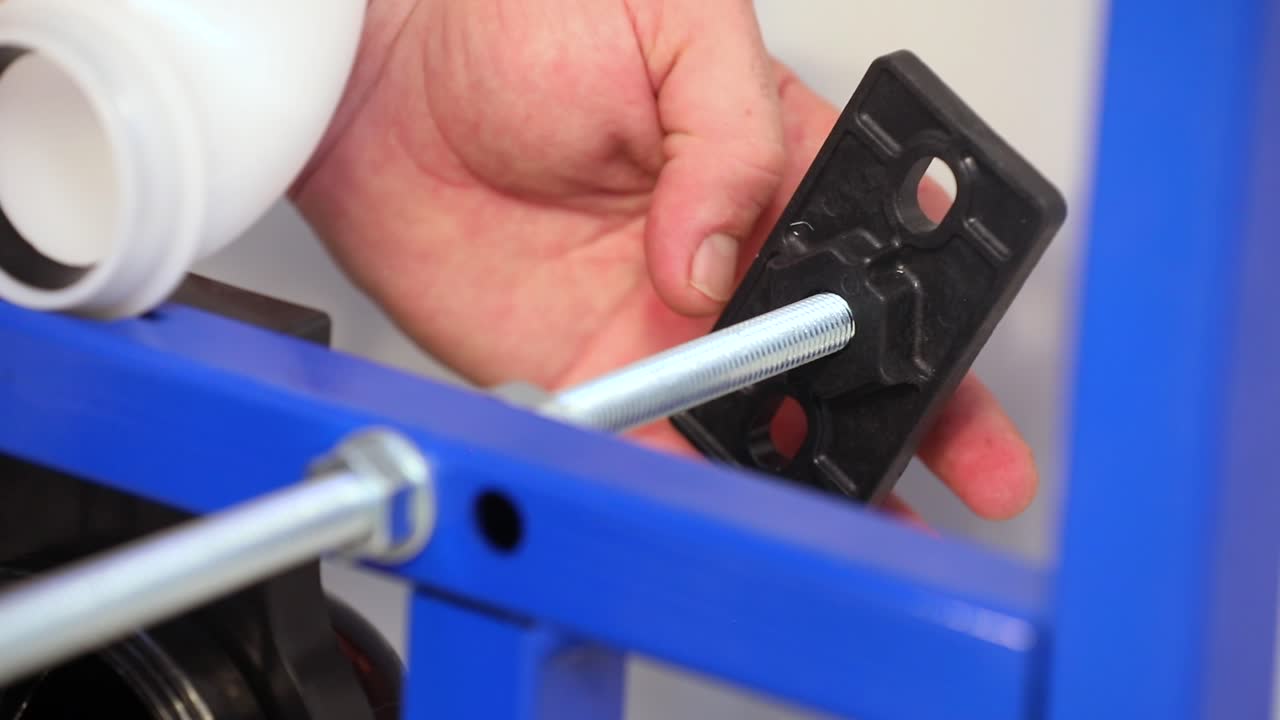 마스터는 볼트에 재료를 놓습니다.