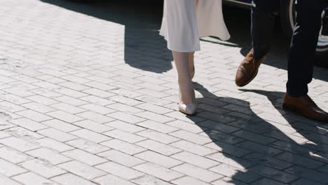 Hochzeit-Blaues-Auto-Auf-Der-Straße