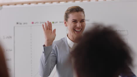 gente de negocios feliz celebrando el éxito en la sala de juntas disfrutando de la victoria corporativa colegas de alto cinco en la presentación de la oficina