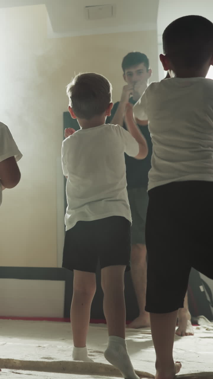 아이들은 권투 학교에서 강사와 함께 타격을 합니다. 작은 싸움들은 체육관에서 전문 트레이너와 함께 강한 주먹을 연습합니다.