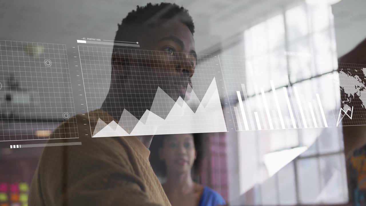 animación del procesamiento de datos financieros sobre diversas personas de negocios en la oficina