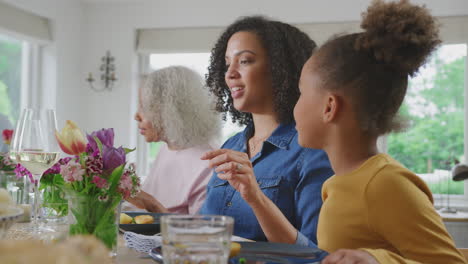 Abuela-Con-Madre-Y-Nieta-Disfrutando-De-Una-Comida-Familiar-Multigeneracional-En-Casa