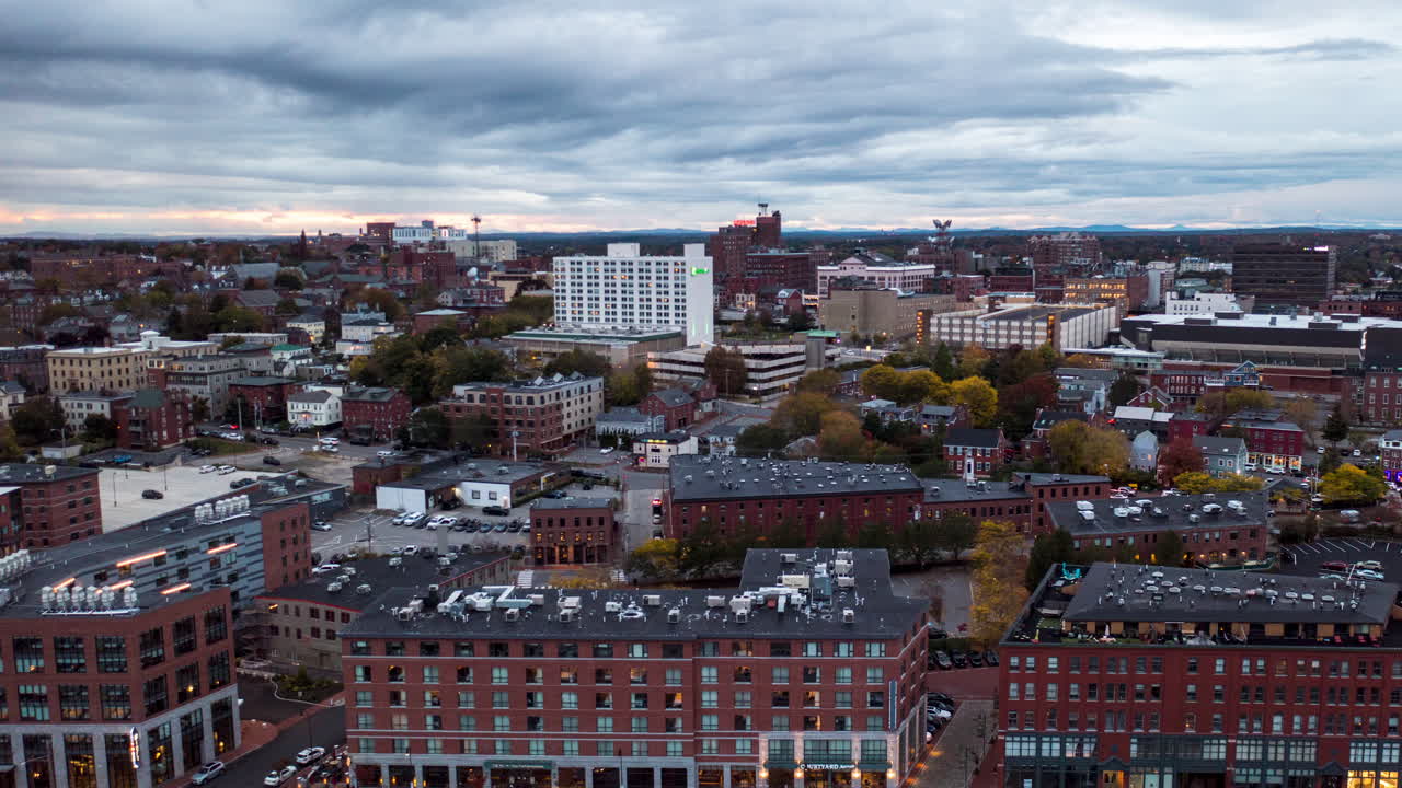 magnífico timelapse aéreo de portland, puerto antiguo de maine durante el amanecer